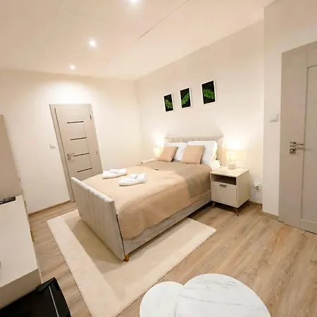 Axiom - Astra 4 Apartmán