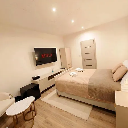 Axiom - Astra 4 Apartmán