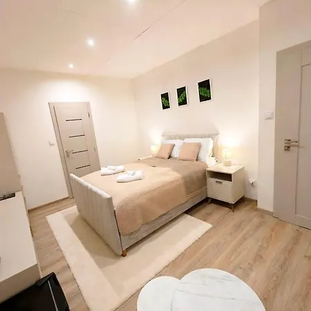 Axiom - Astra 4 Apartmán